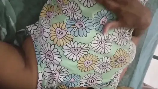 Büyük memeli ateşli üvey kız kardeş üvey erkek kardeşinin dildo oyunuyla