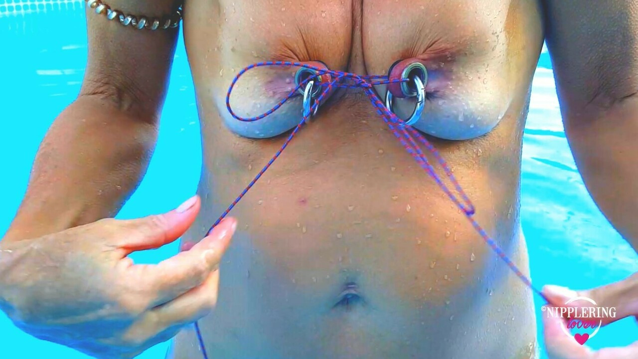 Nippleringlover - azgın milf havuzda kendi kendine meme ucu esareti yapar, sertçe çekilen iple bağlı meme uçlarını deldi