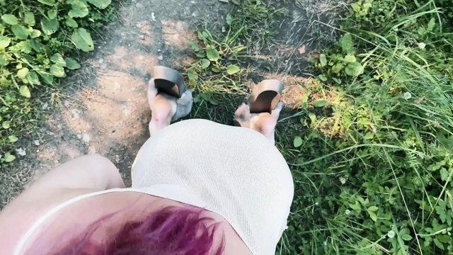 Ormanda riskli açık havada seks - neredeyse yakalanıyor, gırtlağına kadar alıyor ve boşalıyor