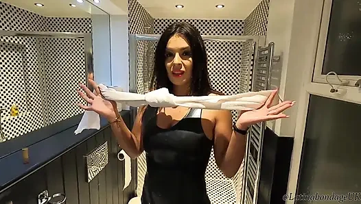 Seksi latin lateks ve yüksek topuklu ayakkabılarla bağlı ve ağzı tıkalı!