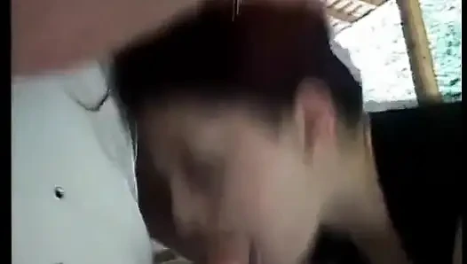 Azgın sürtük kızıl saçlı ev duvarlarının yanında ağzına boşalmak için susamış seviyor