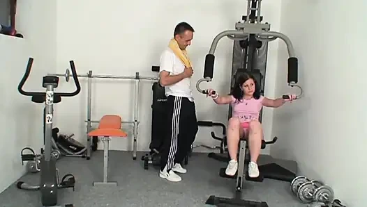 Yaşlı adam edepsiz ateşli genç bir kızı sikiyor!