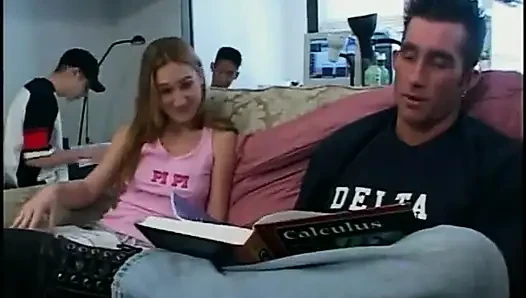 Sarışın öğrenci gen padova azgın adam götünü sikerken oda arkadaşı Ashley Blue'nun amını ovuyor
