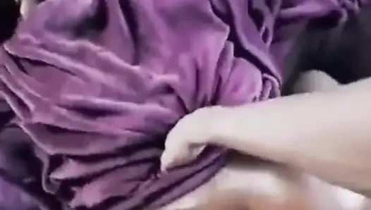 Büyük zenci domaltarak yüksek sesle çığlık atarak orgazm oluyor