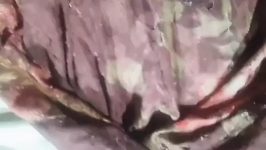 Odasında açık kıyafetler giyen yaşlı üvey kız kardeşini görünce, genç üvey erkek kardeşinin amını domaltarak sikiyor