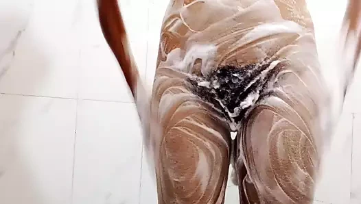 Boşalıyorum!! - Ateşli orta yaşlı seksi kadınlar banyo yaparken sert boşalıyor