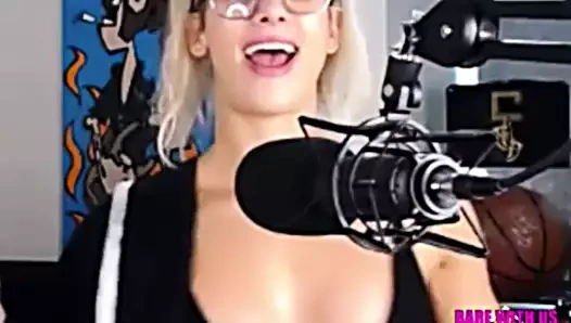 Carmella büyük göğüslerini sallıyor