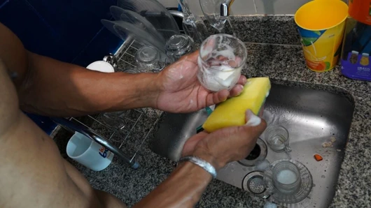 Öğle yemeğinde üvey kızına yardım eden karısına söyledi - amopornobr