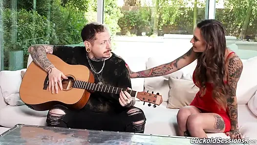 Rocky Emerson recibe una dp interracial con su cornudo mirando