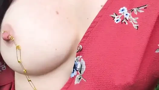 Meme uçlarımı piercingle sikiyorum
