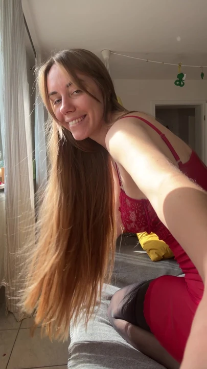 Kırmızı etek ve seksi çoraplar 💋