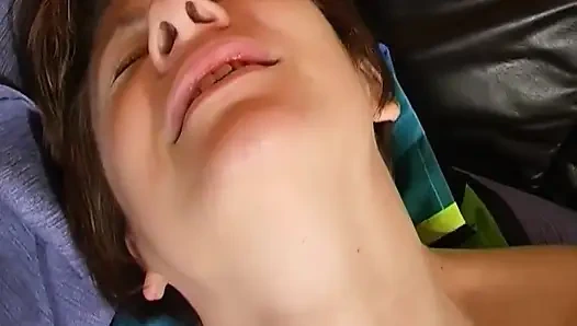 Azgın olgun esmer kanepede parmaklanıyor ve sert sikiliyor