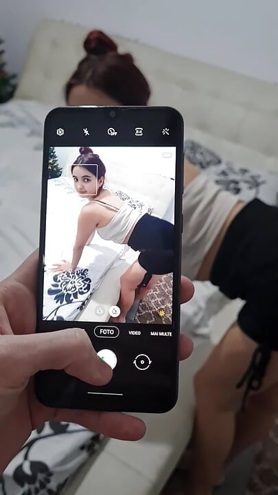 SADECE FOTOĞRAF ÇEKMEK YERINE TÜM DELIKLERIMI SIKIYOR
