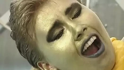 İyi görünümlü Alman bebeğim, atölyede manşetini parçalıyor