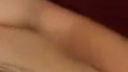 chubby kızlar oynar ile göğüsleri ve losyonları KEDİ