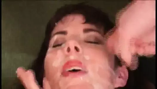 Büyük memeli bukkake