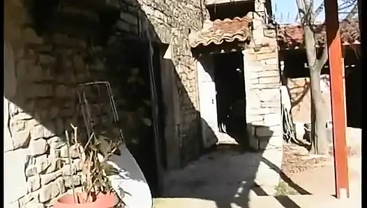 Küçük memeli sevimli esmer mastürbasyon yapıyor ve bakış açısıyla amcığını oynuyor