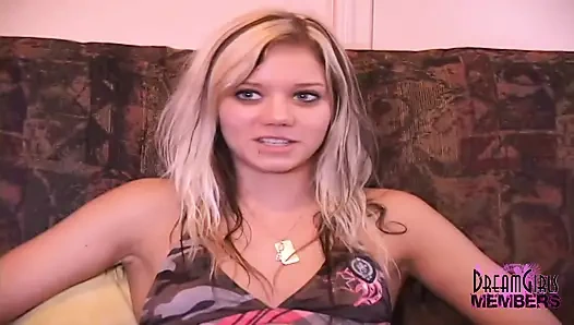 18 yaşındaki masum kız ilk pornosunu çekiyor