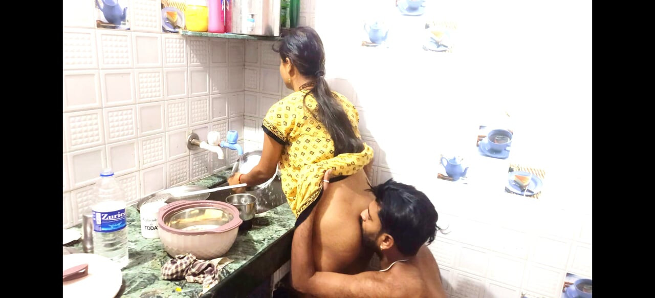 Hintli kız mumbai mutfağında sert seks yapıyor