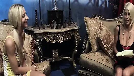 Gençler ve cougars sahne 1_slim sarışın olgun lezbiyen deneyimsiz arkadaşıyla seks yapıyor