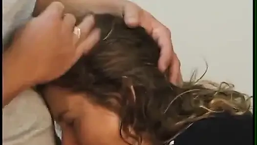 Yaramaz genç kız azgın bir adam tarafından sikiliyor