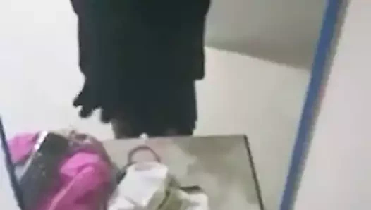 Turk kizi hem aynada kendini izliyor hem oksuyor