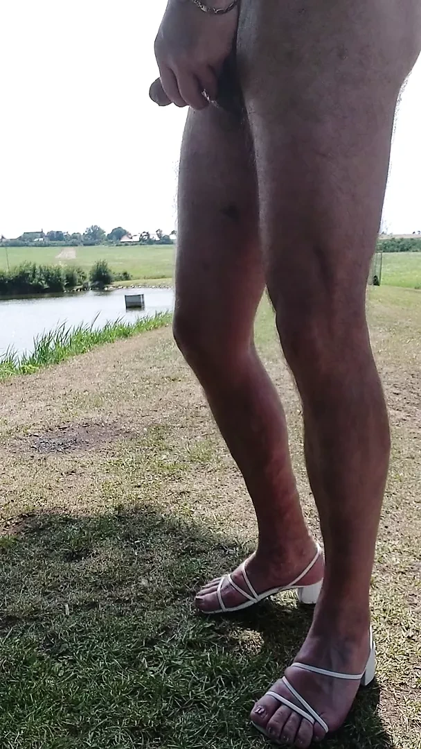 ....verejne u rybnika...