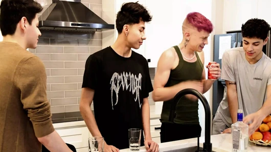 Nastytwinks - cezalı - ateşli üniversiteli ibneler üvey baba gelip onları siktiğinde doğruluk mu cesaret mi oynuyor.  Bölüm 2'ye kitapçöbeği!