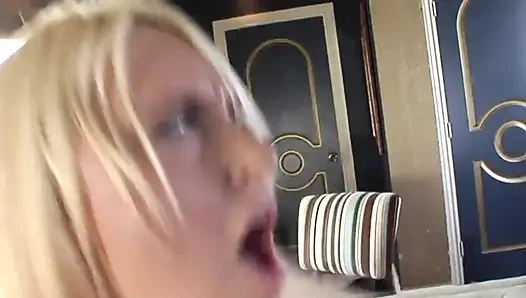 File çoraplı yaramaz sarışın sürtük yağlı vücudunu arkadan domaltarak siktiriyor