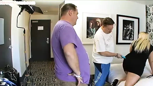 İri güzel kadın amatör gonzo bayan otel odasında sikiliyor