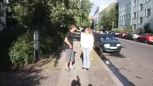 Büyük götlü Alman sarışın büyük yarağa biniyor