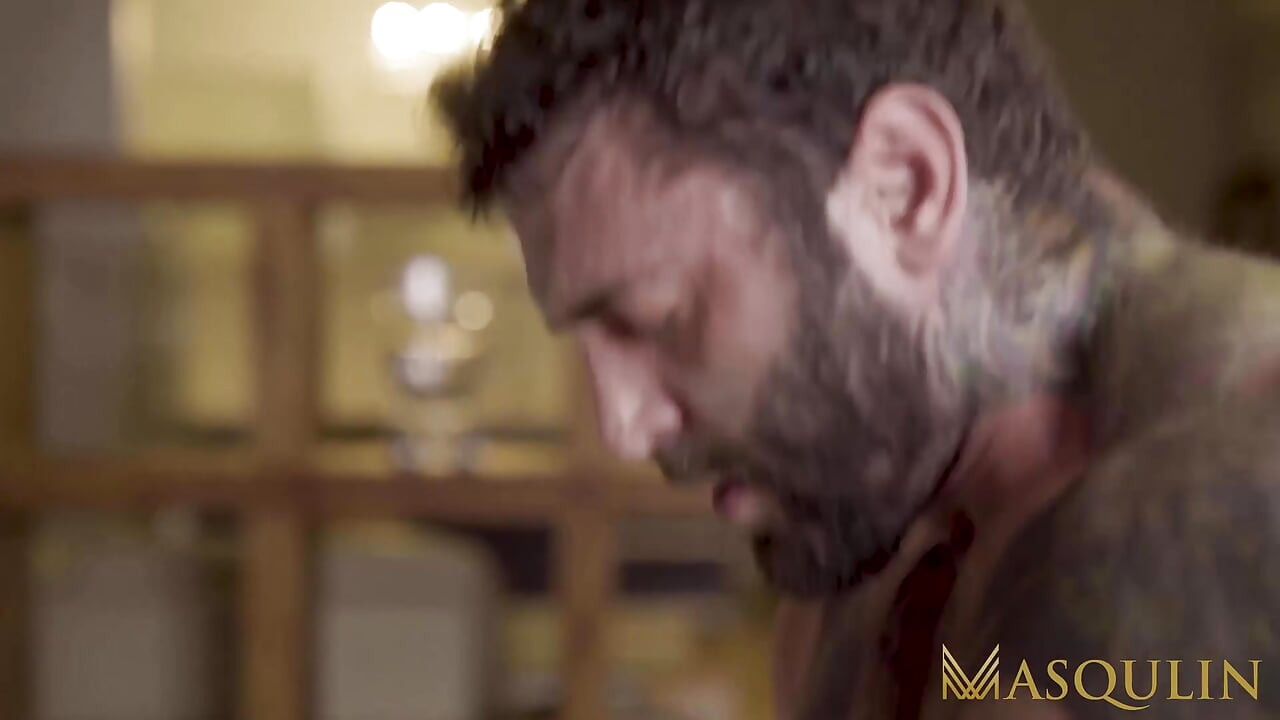 Masqulin - dövmeli Markus Cage koca sikli zenci eşcinsel tarafından prezervatifsiz sikiliyor