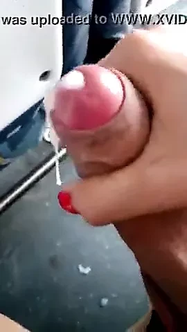 Güzel yaraklı transeksüel otobüste boşalıyor 4