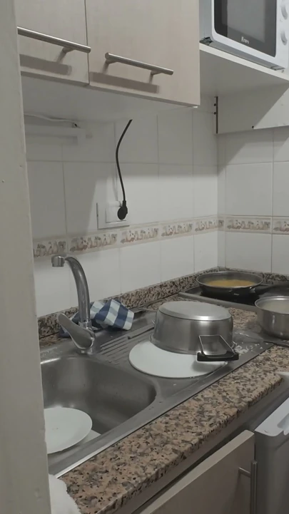 Üvey kız üvey babasıyla akşam yemeği pişiriyor, işler fışkırıyor ve mutfakta cızırtılı olmaya başlıyor | Klip 2