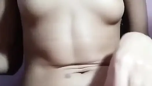 Hintli Kızın Göğüslerine Bastırıyor Ve Amcığı Yumuşak Meme Oyunu Gösteriyor Ve Islak Parmaklama Azdırıyor