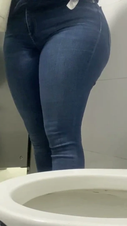 Seksi kız alışveriş merkezindeki umumi tuvalette yakalanıyor | Klip 2
