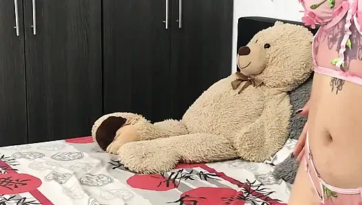 Kız arkadaşım bana göğüslerini gösteren ateşli bir video gönderiyor.