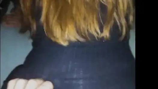 Tangasını çalıştırıyorum, parmaklarımı içine sokuyorum ve kız arkadaşımla domalarak sikişiyoruz