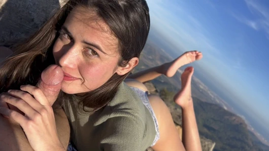 Bakış açısı ve oyuncu ayaklarda götle oral seks