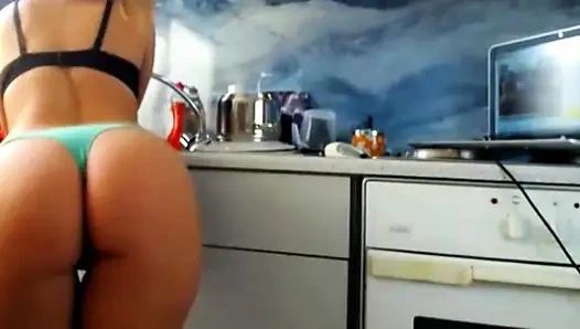 Sevimli seksidea canlı web kamerasında kendini parmaklıyor