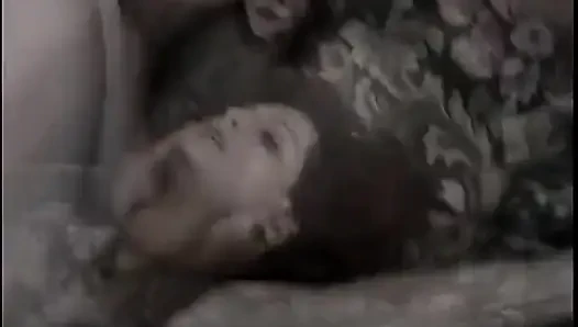 Kristina gırtlağına kadar ne kadar iyi sikişdiğini göstermek istiyor
