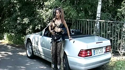 Büyük götlü esmer Brezilyalı orta yaşlı seksi kadın amatörde sikiliyor