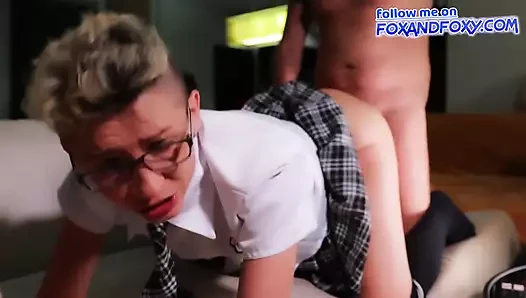 Yaramaz kız üvey babasını baştan çıkarıyor ve sert anal dölleniyor