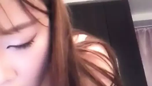 Çinli kız kamera önünde kendini mutlu ediyor