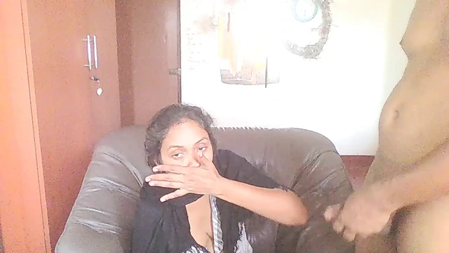 Tesettürlü bayan ev ofisimde çalışıyor iyi emiyor