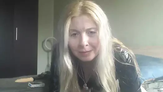 İri göğüslü amatör orta yaşlı seksi kadın lateks üniforması giyiyor ve dildoyla mastürbasyon yapıyor