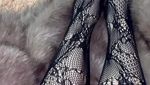 Seksi çoraplı ve topuklu ayakkabılarla bacaklarımla oynuyorum