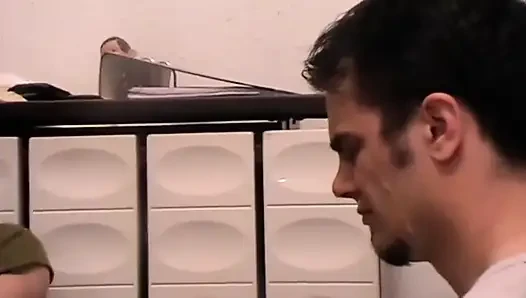 Köle Richie tükürük oyuncağı olarak hizmet ediyor