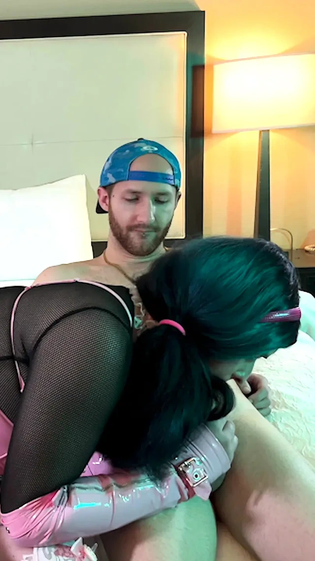 Bekaret kemeri içindeki ateşli trans kadın sikiliyor ve emiyor - derleme 7