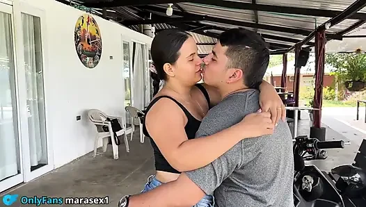Üvey kız kardeş diyor ki: vajinamı ovabilir ve içine boşalabilirsin